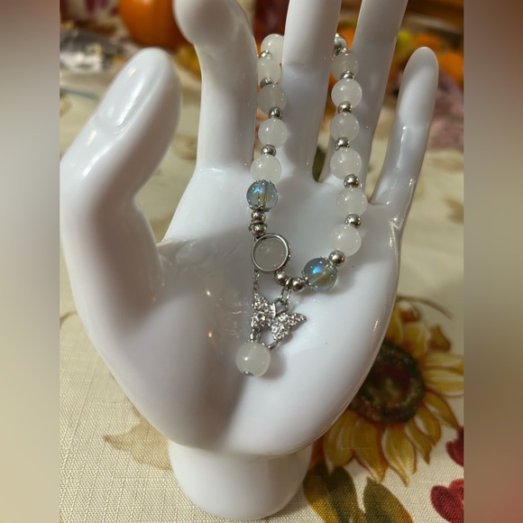 3/$15 White and Clear Blue Beaded Bracelet - Picture 5 of 6